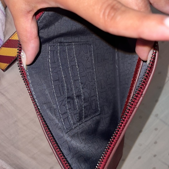 Danielle Nicole Harry Potter Gryffindor wristlet - Picture 5 of 6